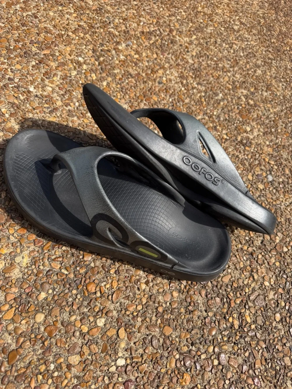 Mens Size 11 OOFOS Black and Gray Flip Flop Sandals - Picture 15 of 16